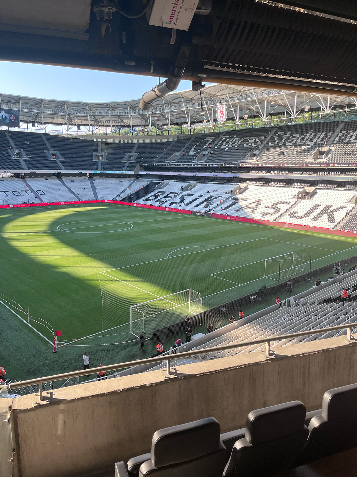 Stadyumda maç izleyen taraftarlar