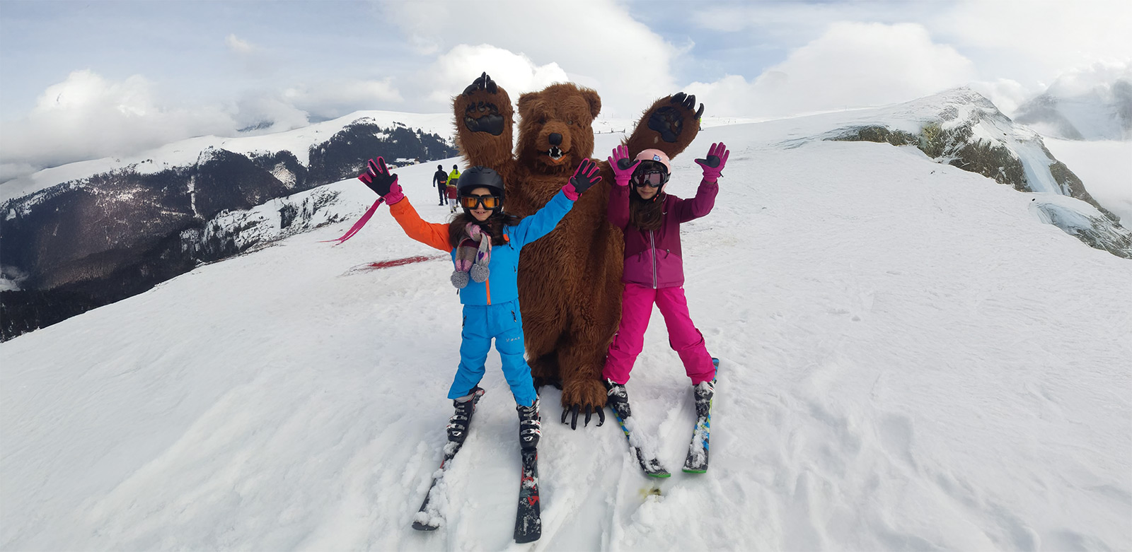 Kayak yapan bir sporcu